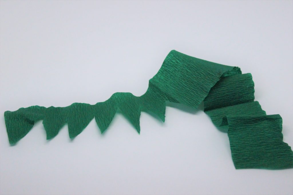 Krepppapier zugeschnitten Krepppapier einschneiden, als grünes für die Ananas Lichterkette