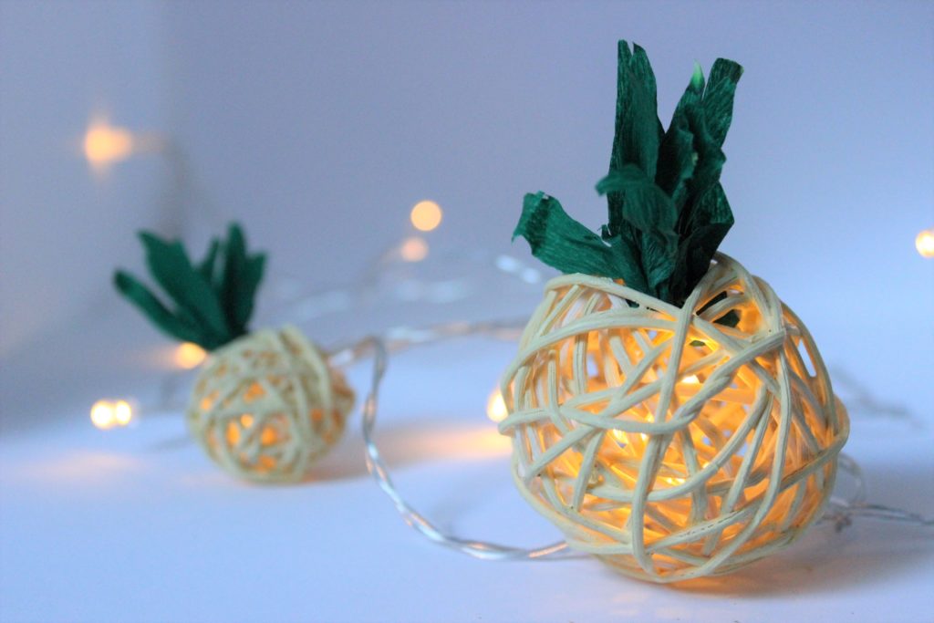 Gebastelte Ananas Lichterekette aus Krepppapier und Dekokugeln.