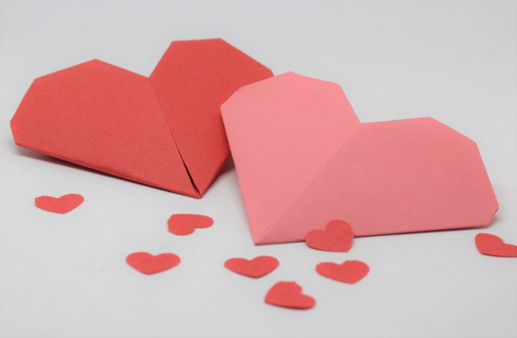 Herzen für eine Valentinstagskarte falten.