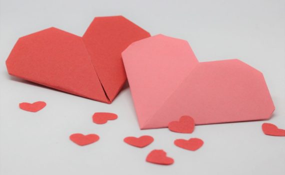 Herzen für eine Valentinstagskarte falten.