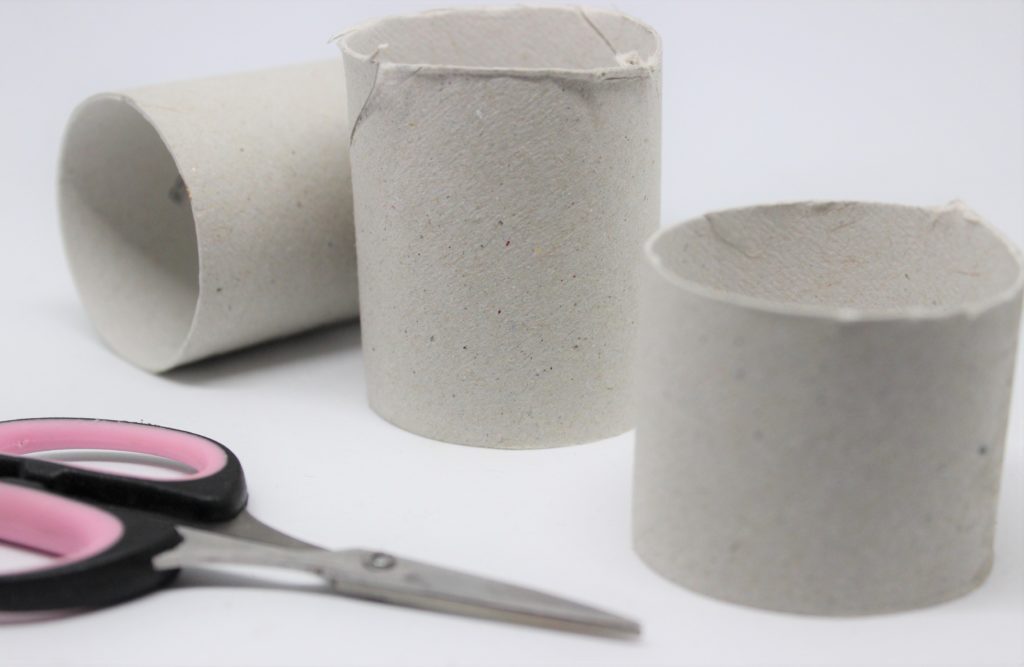 Klopapierrollen Diy Auseinander geschnittene Klopapierrollen.