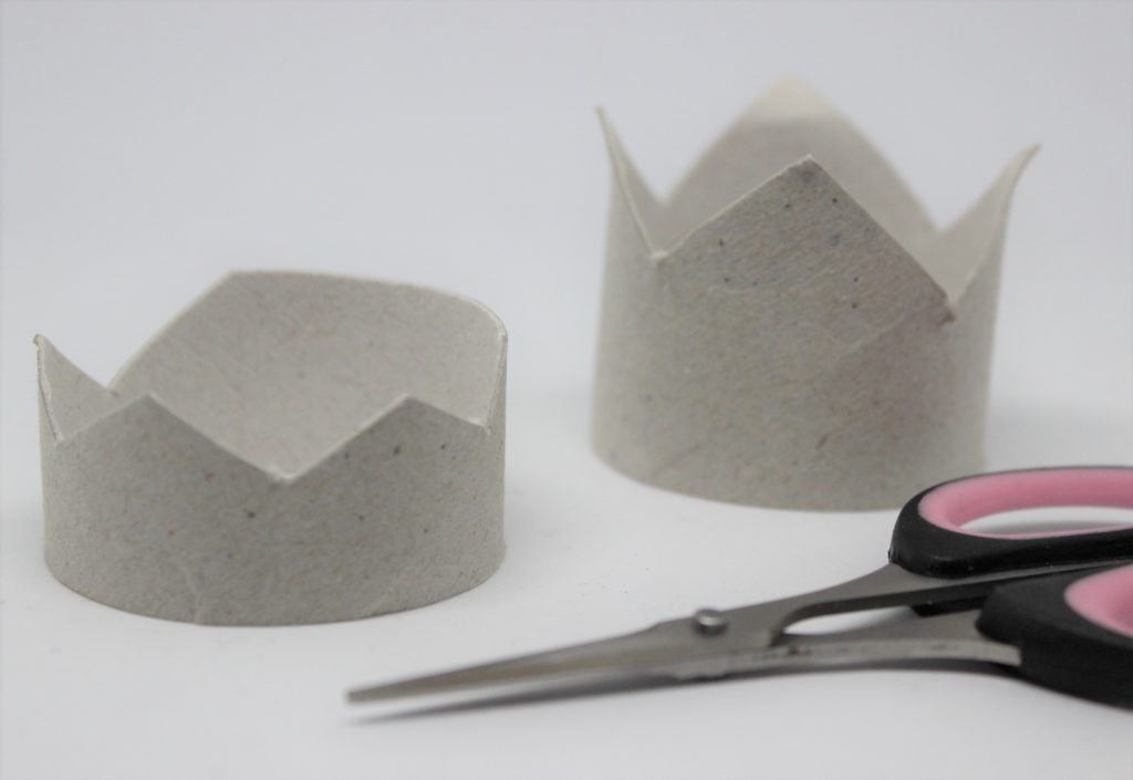Diy Krone aus Klopapierrollen Klopapierrollen mit eingeschnittenen Zacken.