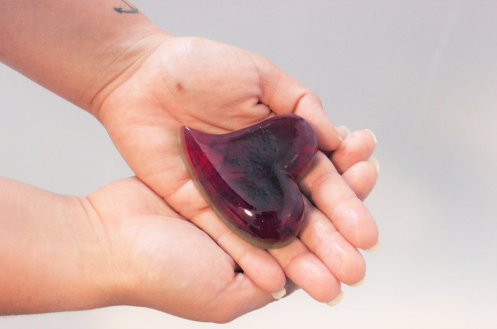 Seife in Form eines Herzens, in den Farben einer Melone. 