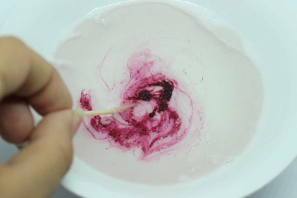 Die Glycerinseife wird mit roter Lebensmittelfarbe eingefärbt und umgerührt. 