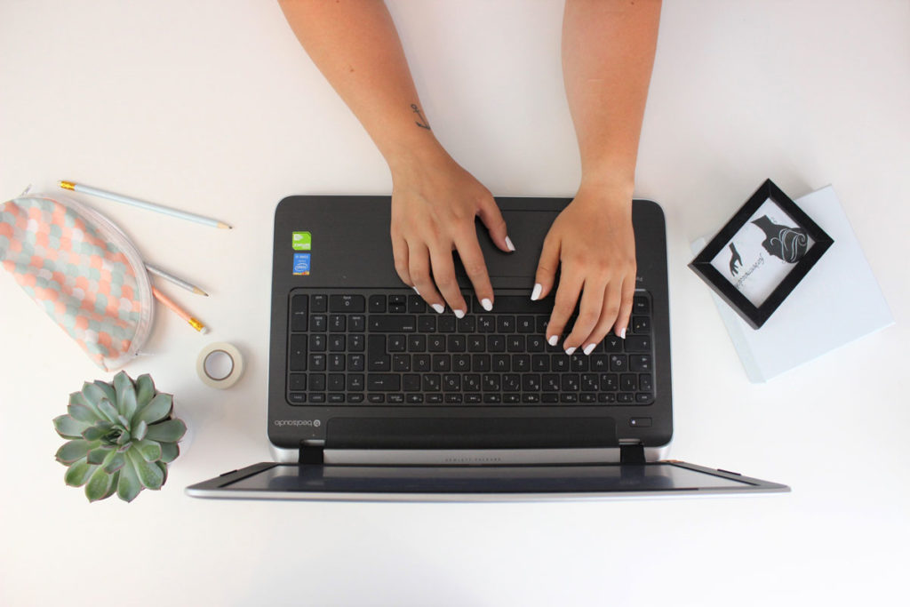 Das Farbenmaedchen bei der Arbeit vor einem Laptop