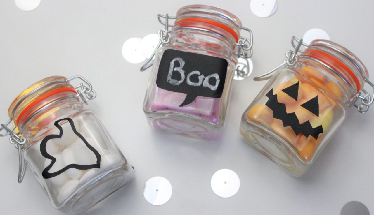 Kleine Gläser als Halloween Süßigkeiten Verpackung