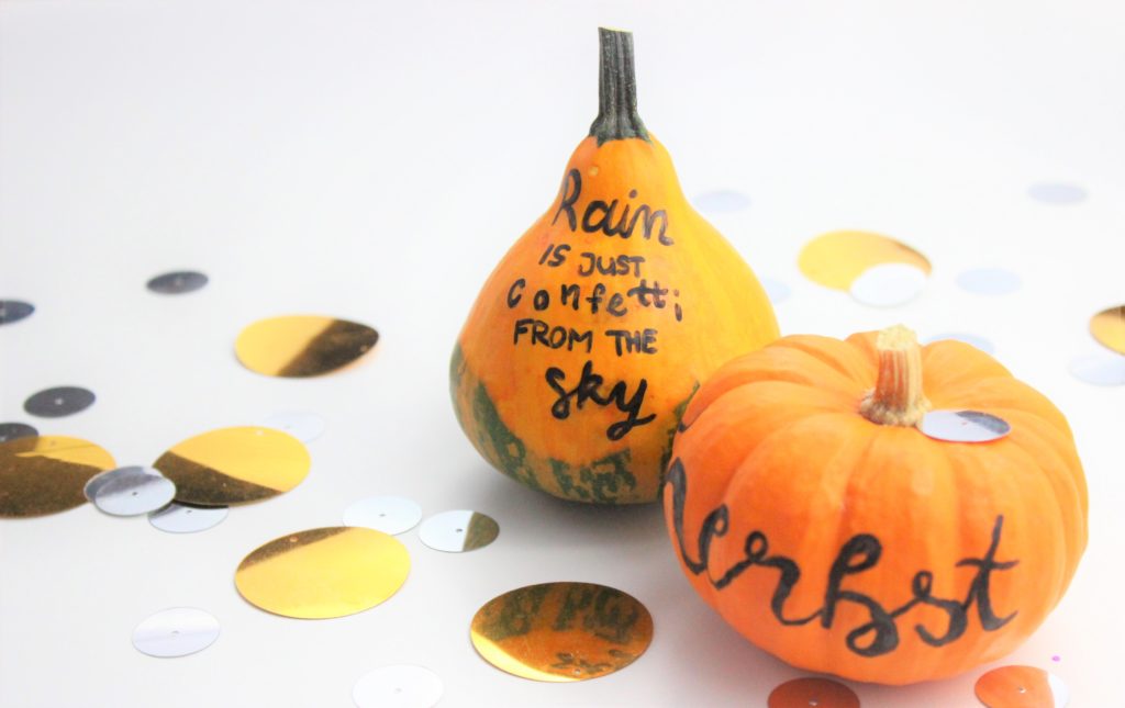 Zwei beletterte Kürbisse als Herbstdeko