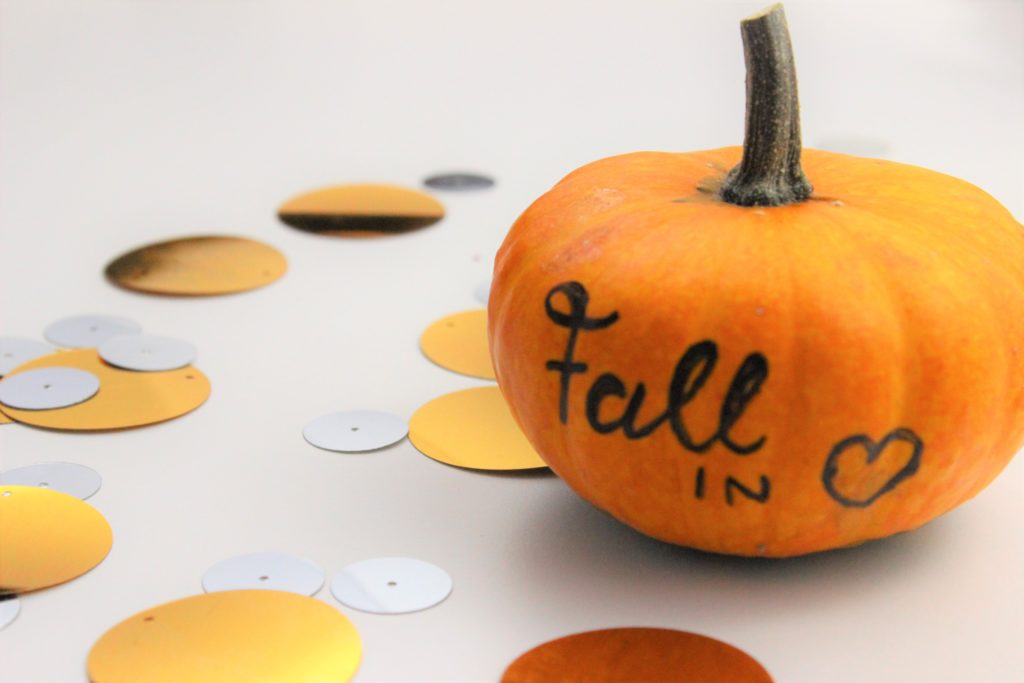 Kürbis mit dem Lettering "Fall in Love"