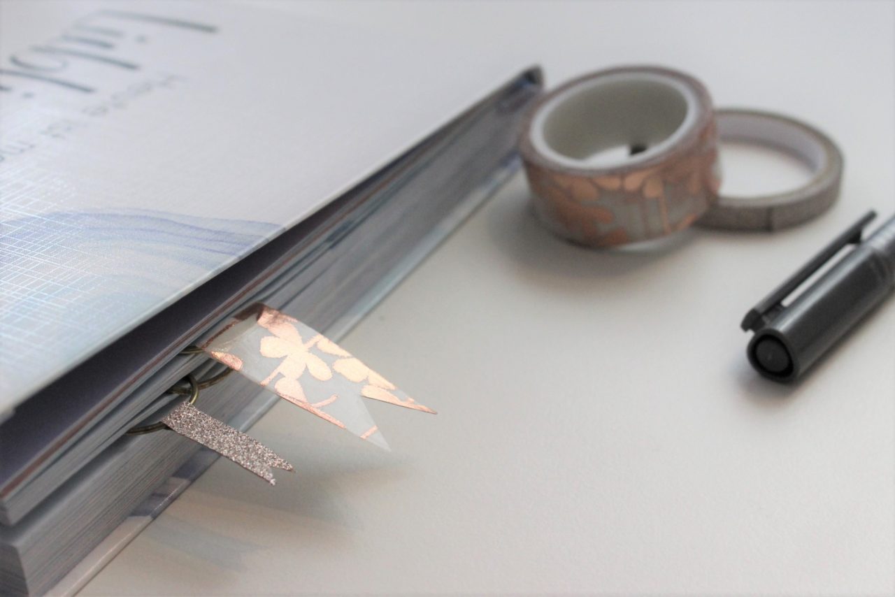 Geschlossener Kalender mit zwei selbstgemachten Washitape Büroklammern. 