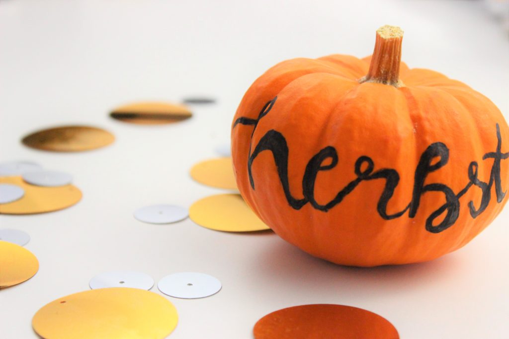 Kürbis mit dem Lettering "herbst"