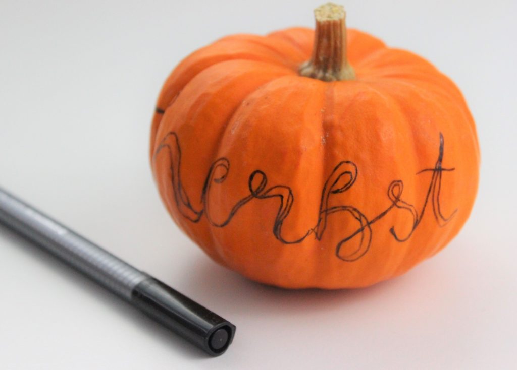 Kürbis mit dem lettering "Herbst"