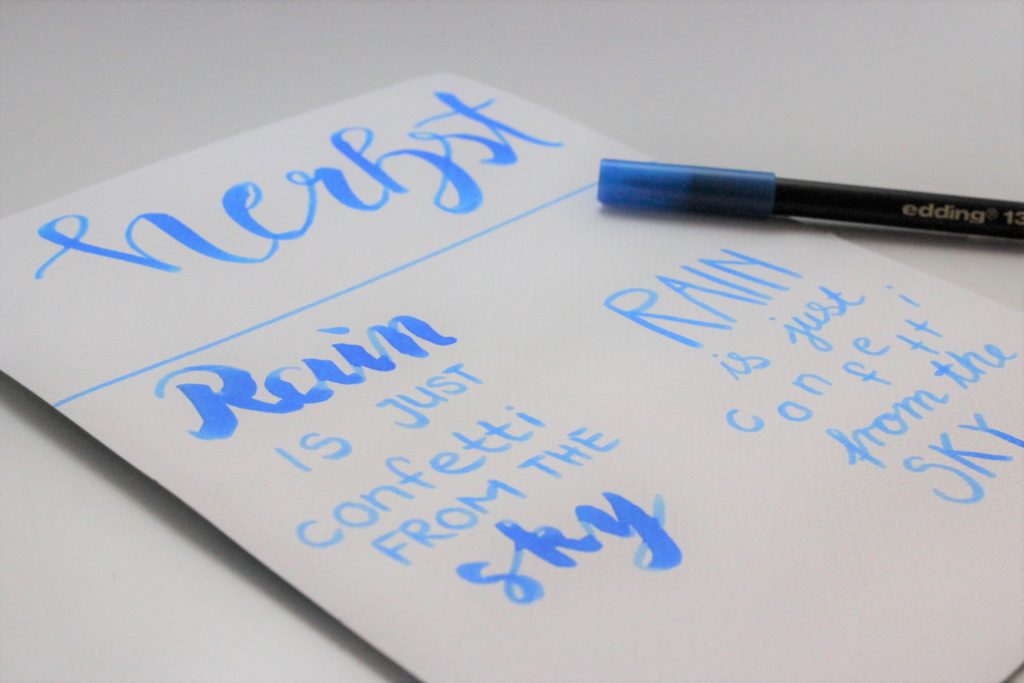 Sprüche in verschiedenen Schriftarten auf einem Papier gelettert. 