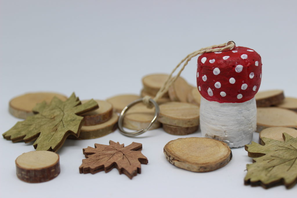 herbstlicher Schlüsselanhänger aus einem Sektkorken im Pilz Design. 
