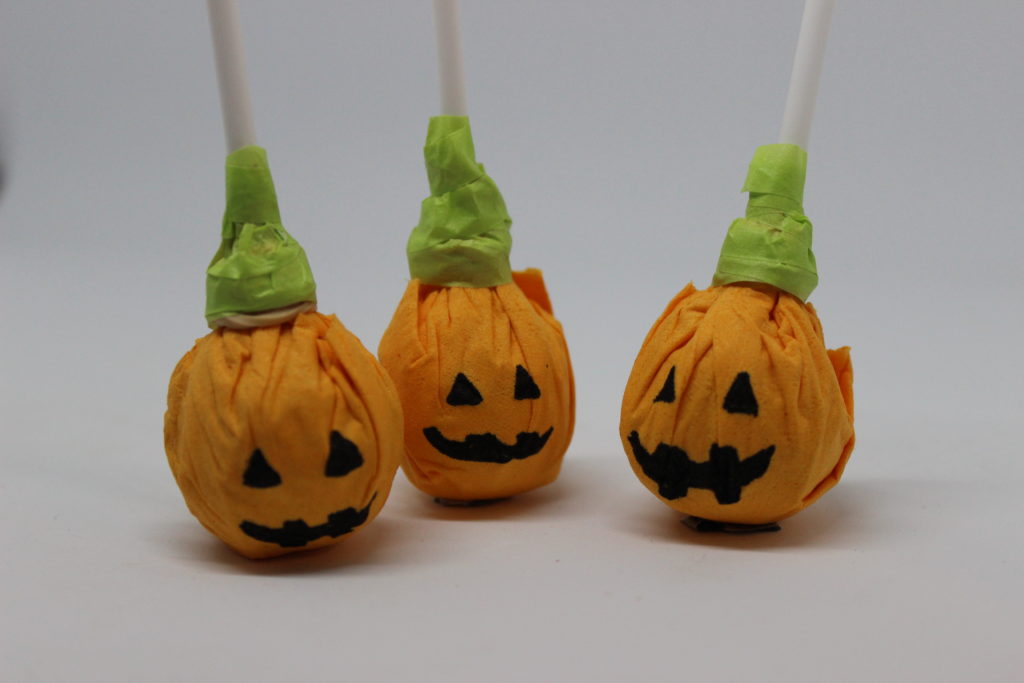 Lollis in Kürbis-Optik für Halloween