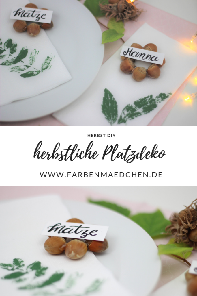 Serviette mit Blätter bedruckt und Kränze aus Haselnüssen als Platzschilder