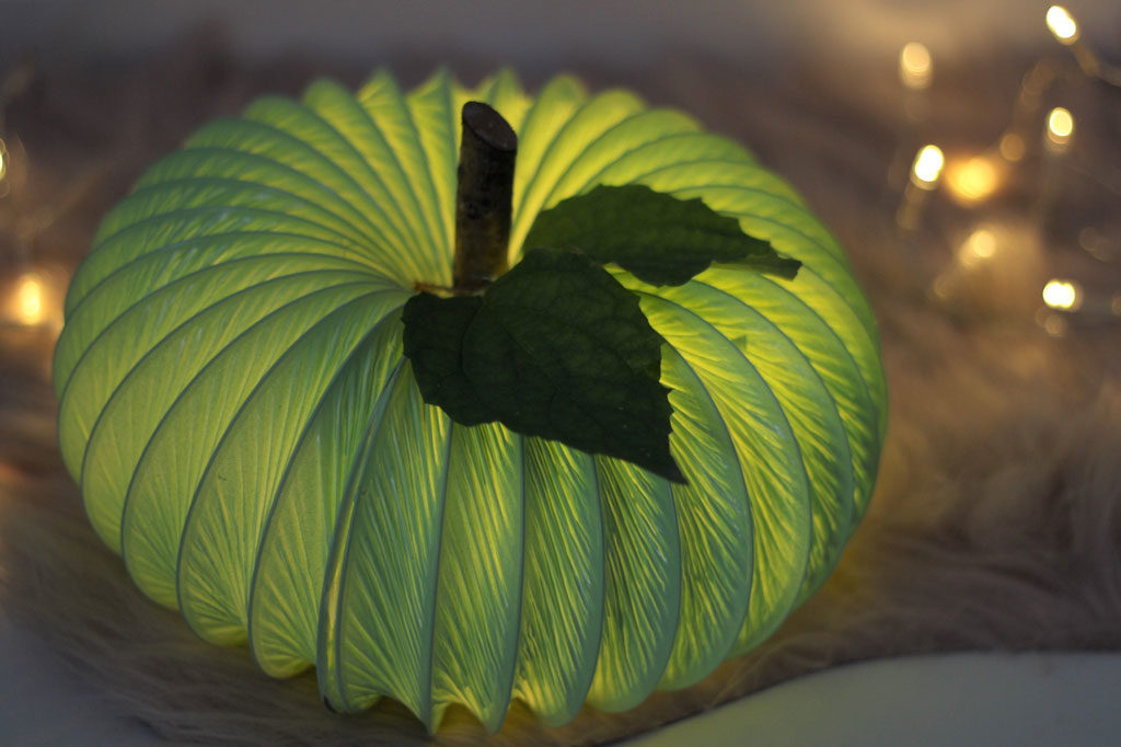 Fertige Deko Lampe im Dunkeln.