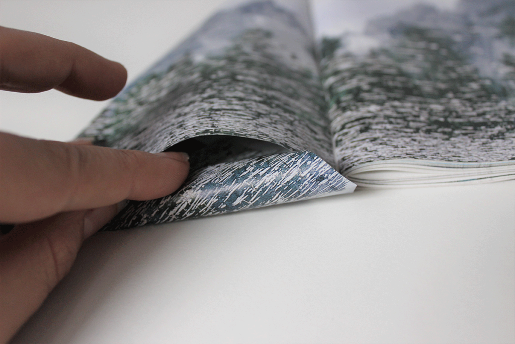 Diy Winterdeko 4. Faltschritt der Winterdeko. Das kleine Dreieck wird im großen versteckt.