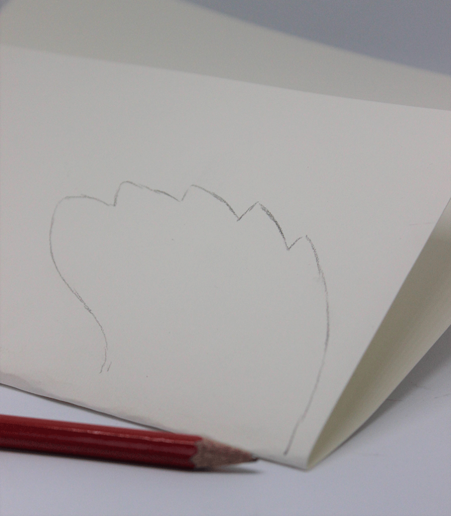 Diy Engelsflügel Die Engelsflügel werden aufgezeichnet und ausgeschnitten.