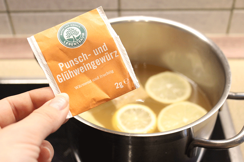 Punsch- und Glühweingewürz hinzu geben Die Zitronen und den Apfelsaft mit dem Punschgewürz Teebeutel erwärmen.