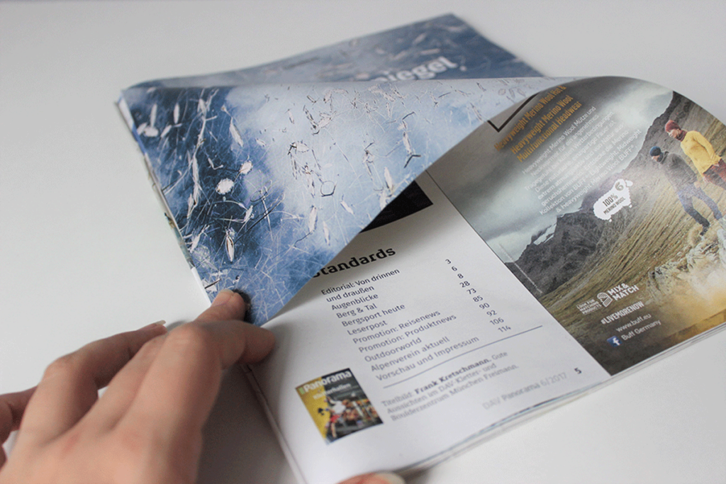 1. Faltschritt  Die Grundform des Tannenbaums wird gefaltet.