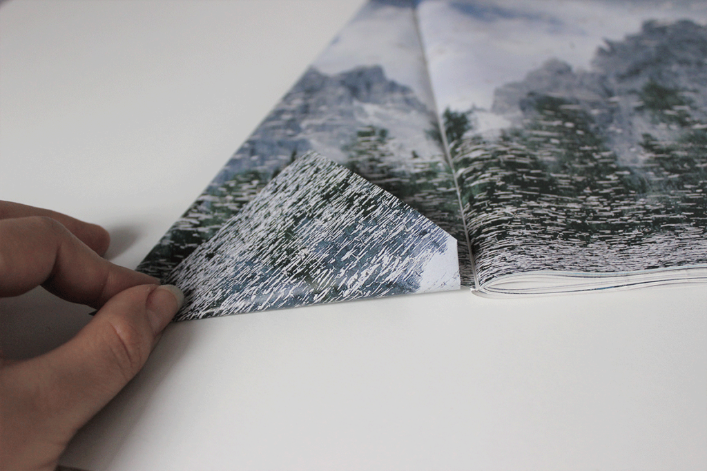 3. Faltschritt - Tannenbaum basteln 3. Faltschritt des DIY Tannenbaums. Das kleine Dreieck wird umgefalten.