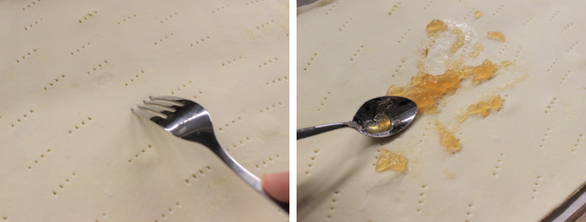 Der Blätterteig wird vorbereitet, damit der Apfelkuchen bald fertig ist. 