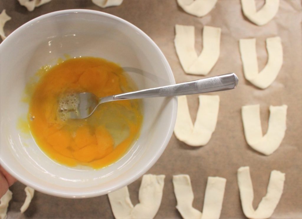 Der Partysnack wird mit Ei bestrichen. 