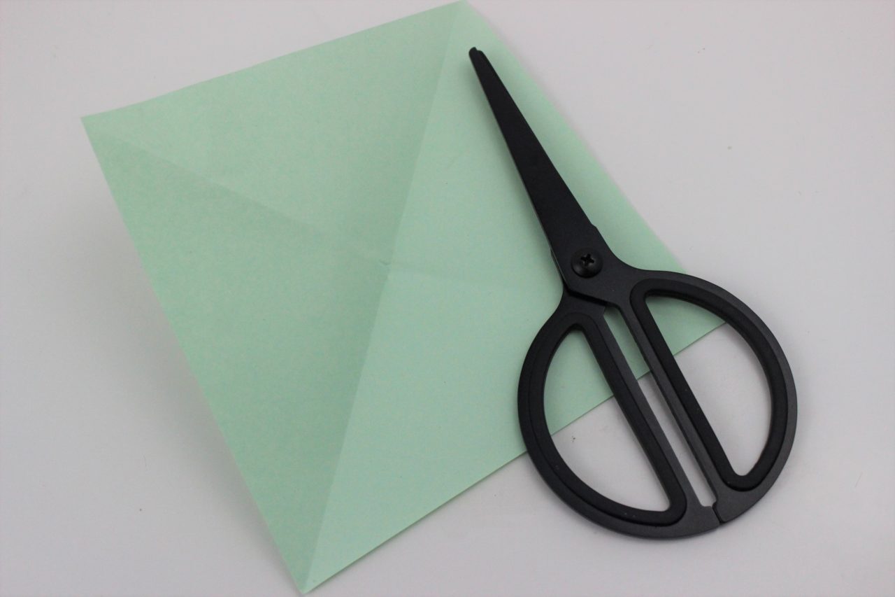 Faltpapier für den Tannenbaum Die Dreiecke werden ausgeschnitten.