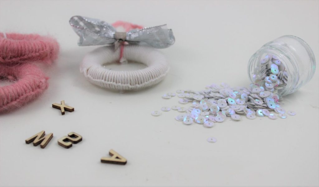 Deko für die Vorhang Ringe Die umwickelten Vorhang Ringe werden dekoriert.