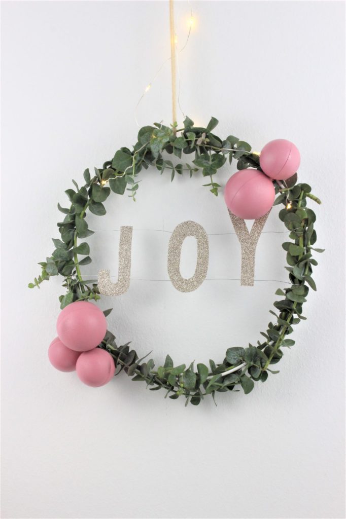 Selbst gebastelter Türkranz aus Eukalyptus und Dekokugeln.