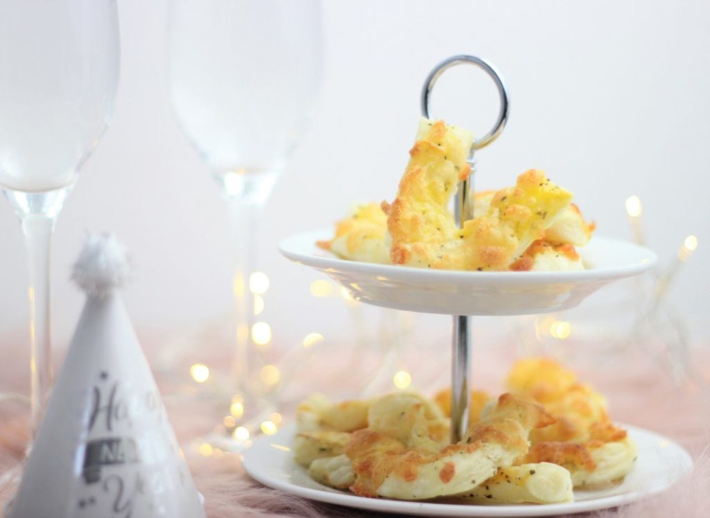 Blätterteig Snack in Hufeisenform. Der perfekte Partysnack für Silvester.
