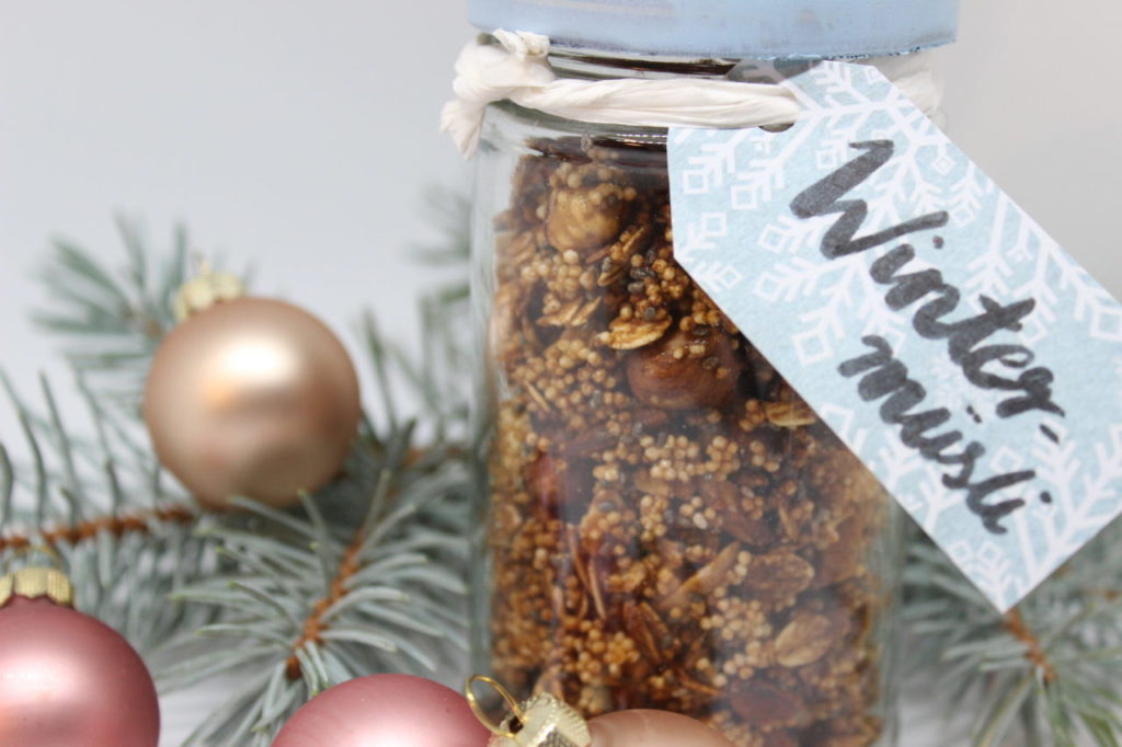 Müsli selbst gemacht aus Haferflocken, Nüssen und Honig. Super einfach und schnell nachgemacht.