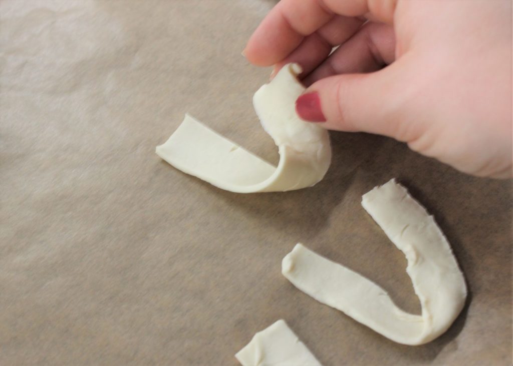 Der Blätterteig wird in Form eines Hufeisens auf ein Backblech gelegt. 