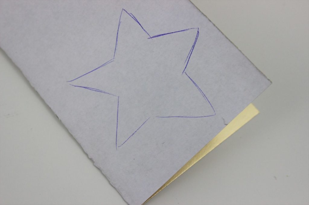 Stern wird aus Fotokarton für die Spitze des Mini Weihnachtsbaumes ausgeschnitten. 
