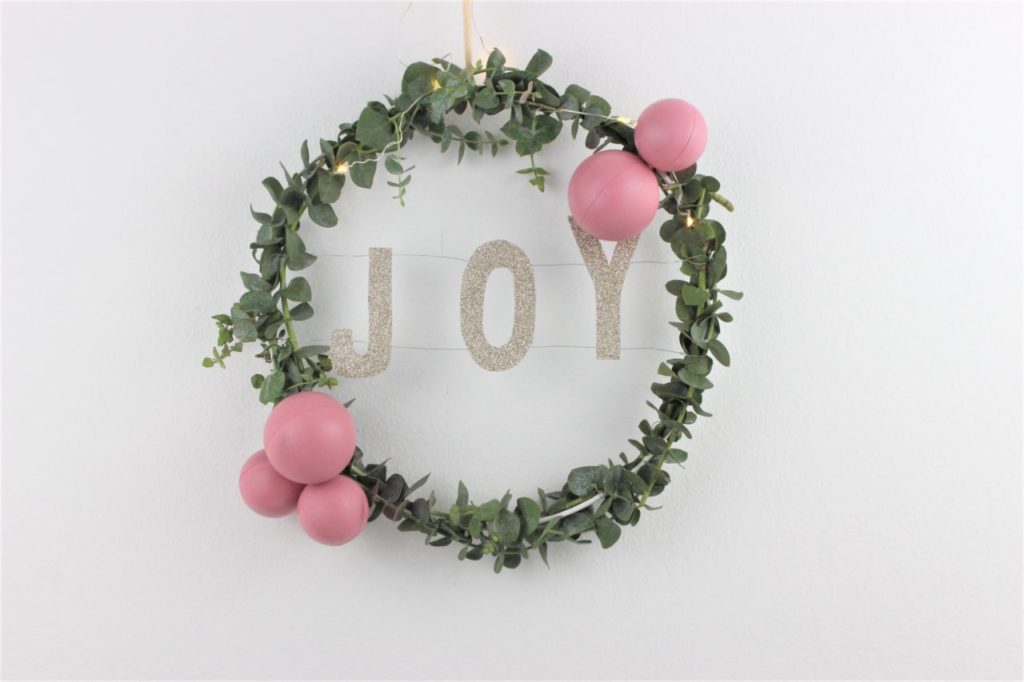 Winterlicher Türkranz mit Eukalyptuszweigen und Acrylkugeln selbst gebastelt.