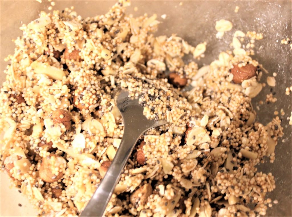 Alle Zutaten werden miteinander vermischt und es entsteht ein winterliches selbst gemachtes Müsli. 