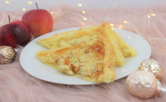 Selbst gebackener Apfelkuchen auf Blätterteig