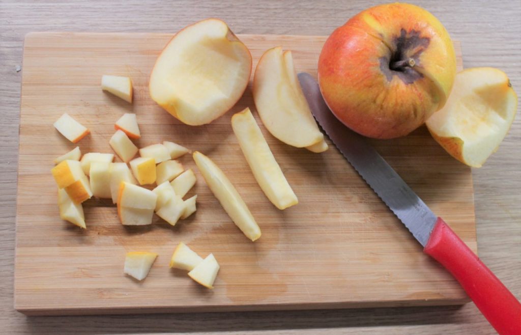 Die Äpfel werden für den Kuchen in kleine Stücke geschnitten. 
