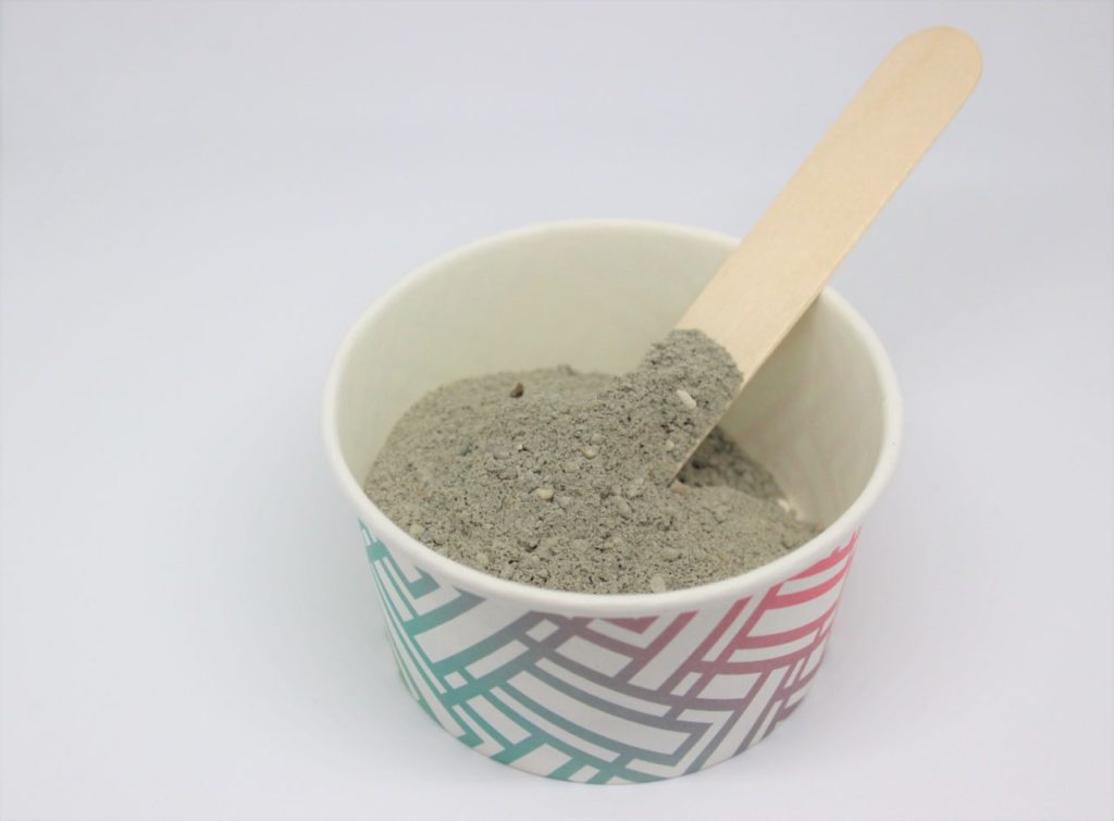 Der Beton für die Ostereier wird nach Anleitung angemmischt. 