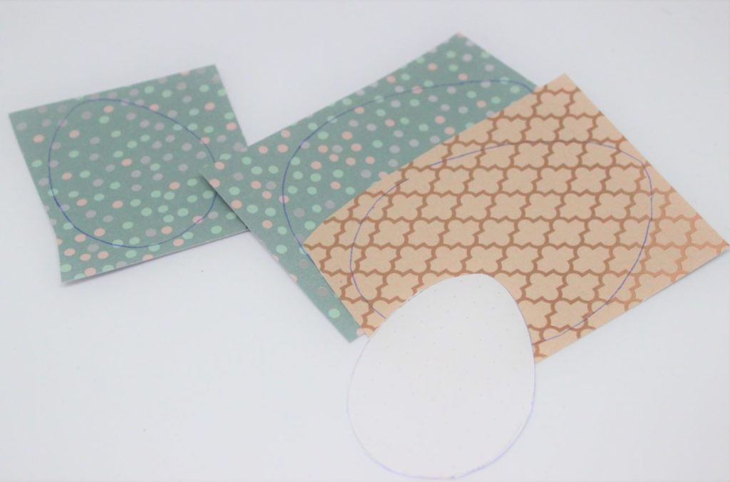 Auf Motivpapier werden Ostereier aufgezeichnet und ausgeschnitten.