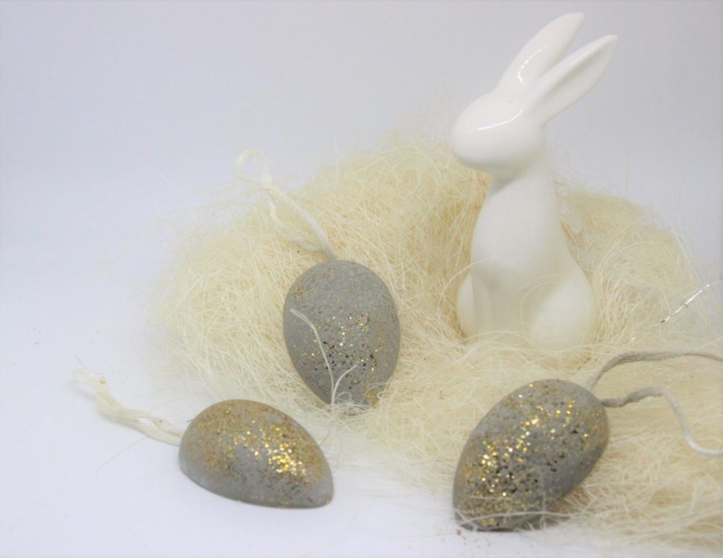 Selbst gebastelte Deko aus Beton für Ostern. 