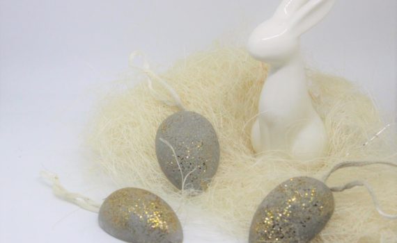 Selbst gebastelte Deko aus Beton für Ostern.
