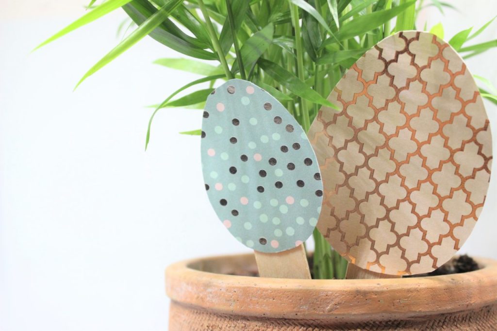 Selbst gebastelte Blumenstecker in Eiform, perfekt als Osterdeko.