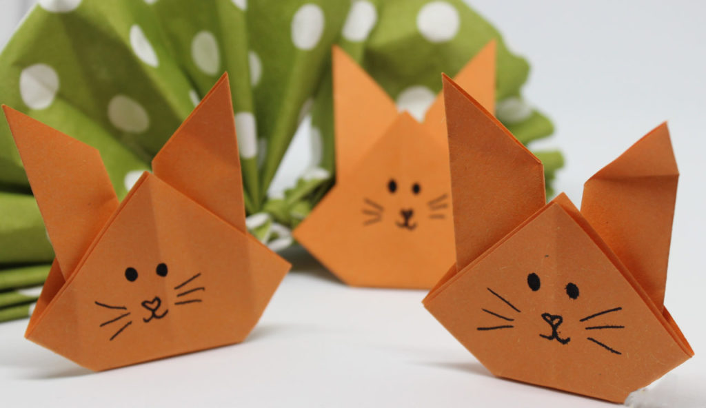 Kleine Osterhasen werden ganz einfach aus Faltpapier gebastelt.