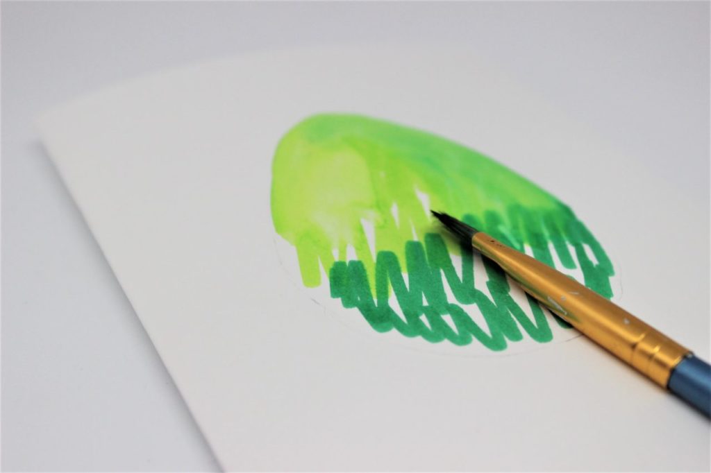 Das Osterei auf der Karte wird mit Wasser angemalt und bekommt dadurch einen coolen Watercolor Look. 