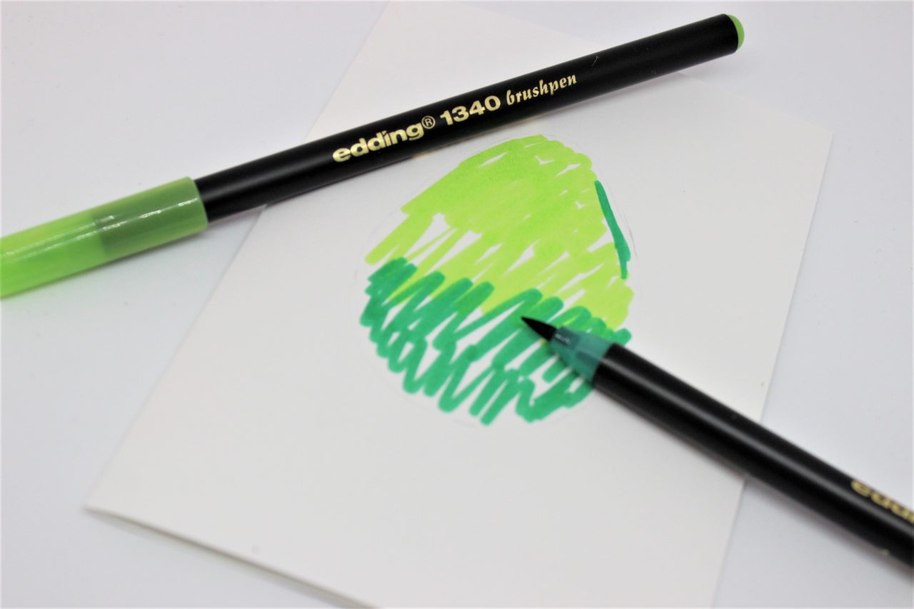 Die Ostermotive werden mit Brushpens ausgemalt. 