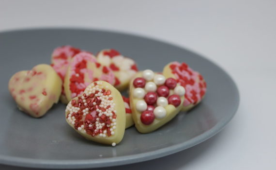 Schokolade schmelzen und mit Streusel verzieren, für selbst gemachte Pralinen.