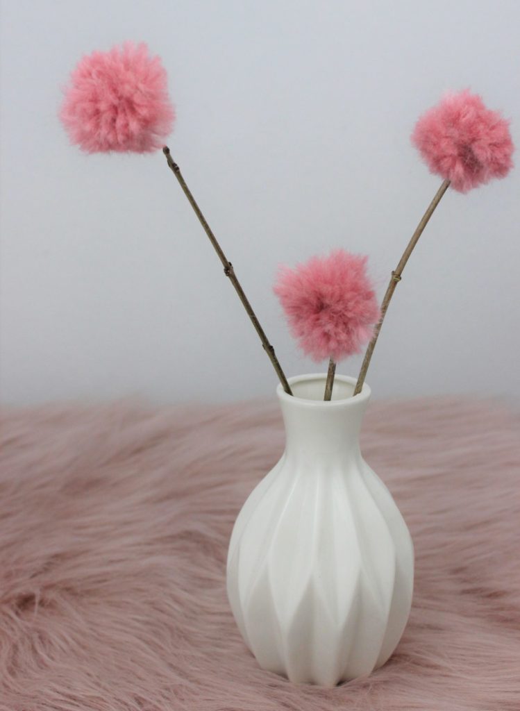 Selbst gebastelte Frühlingsblumen als Dekoidee für dein Zuhause.