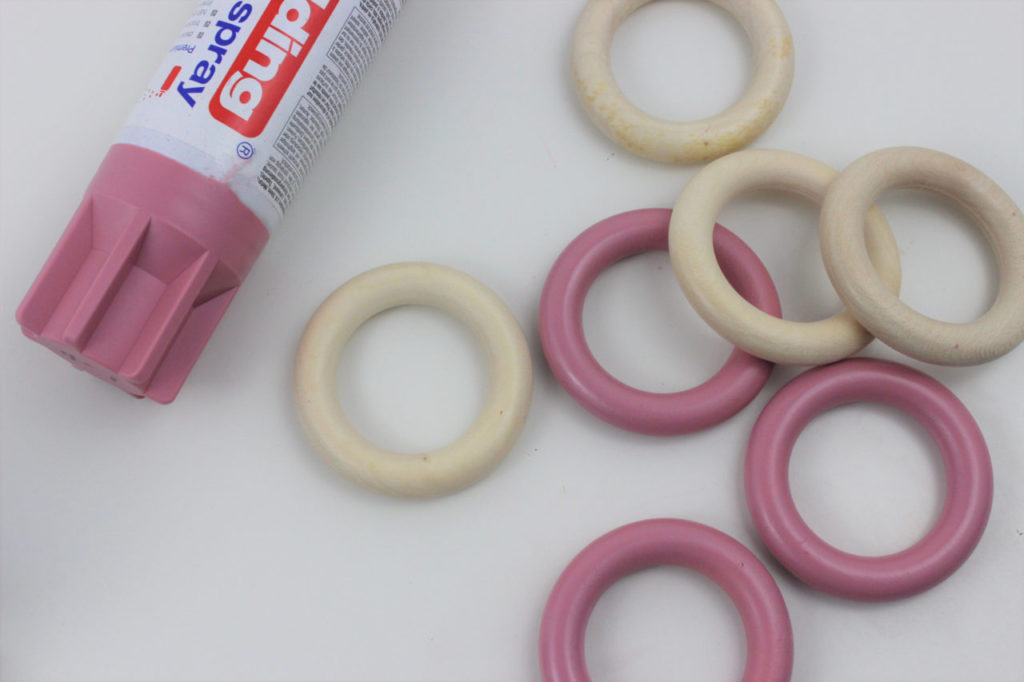 Die Vorhang Ringe werden mit Farbe besprüht. 