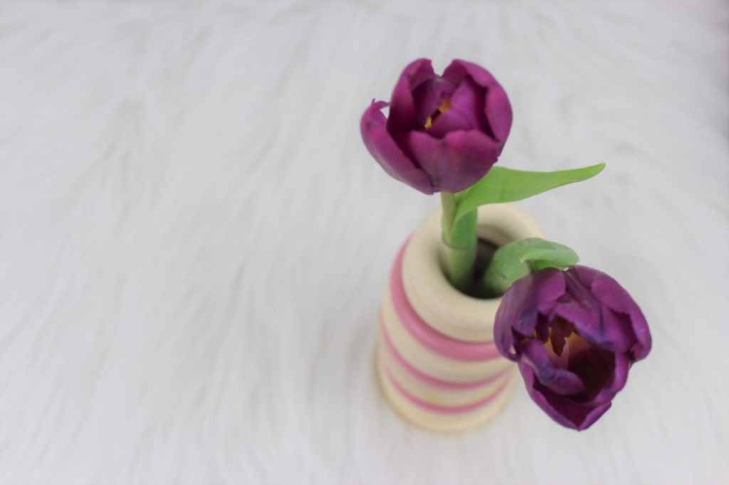 Eine Vase für den Frühling entsteht aus alten Vorhang Ringen.